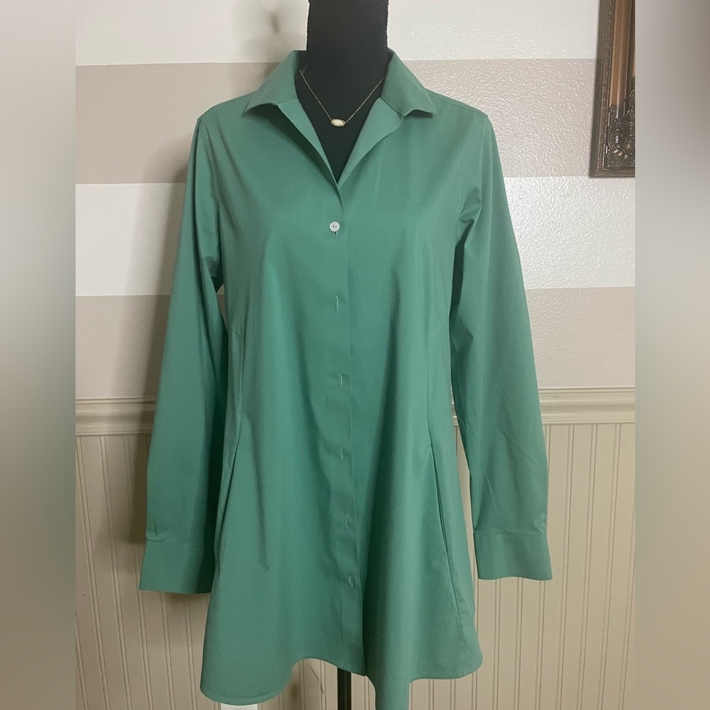 Foxcroft Cici No Iron Pinpoint Green Button-Up Tunic Top size 10 NWOT